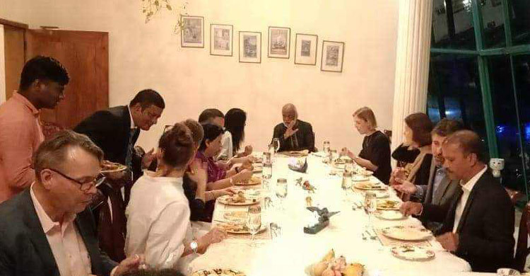 মঈন খানের বাসায় কূটনীতিকদের নৈশভোজ