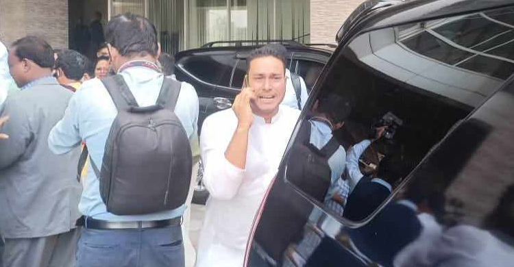 প্রার্থিতা ফিরে পেয়ে কর্মীদের সঙ্গে ইসিতে কাঁদলেন আবদুল মজিদ