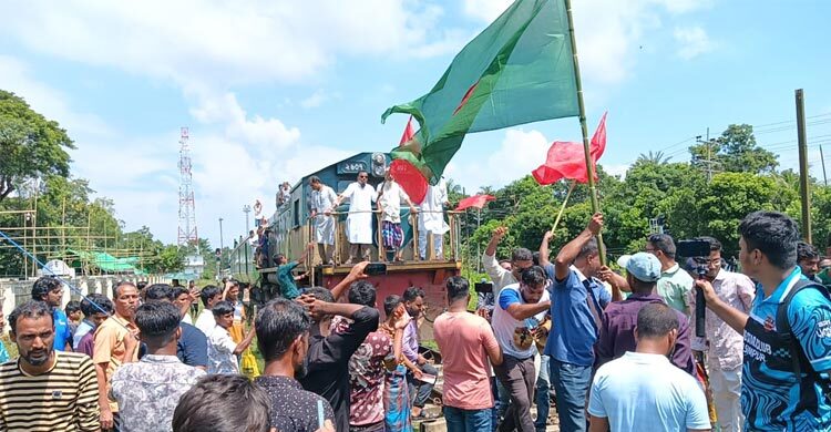 আটদফা দাবিতে কুলাউড়ায় ট্রেন আটকে বিক্ষোভ