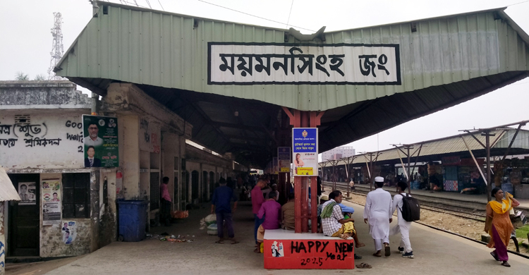 যাত্রীদের অতিরিক্ত ভিড়, টিকিট কেটেও ওঠা যাচ্ছে না ট্রেনে