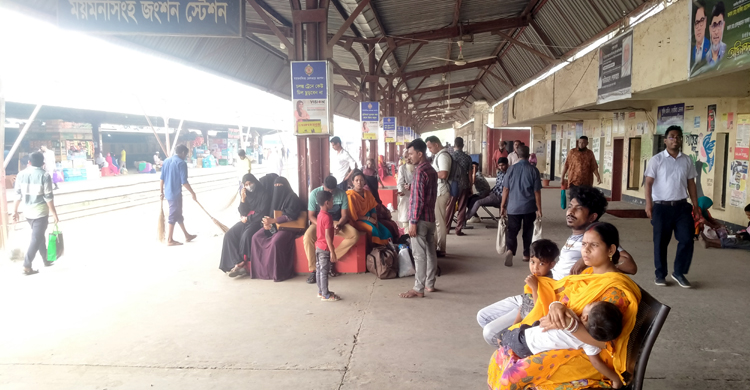 ট্রেনের টিকিট কেটেও গন্তব্যে যেতে পারছেন না যাত্রীরা