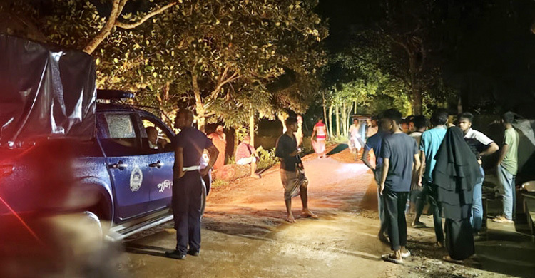 ছেলেকে কুপিয়ে হত্যা, বন্ধুর বাড়িতে মিললো যুবকের মরদেহ