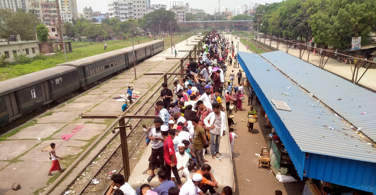 ট্রেনের টিকিট কেটেও গন্তব্যে যেতে পারছেন না যাত্রীরা