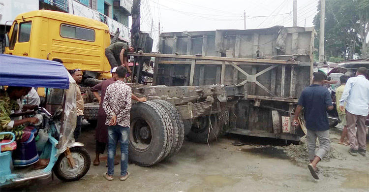 ক্রসিংয়ে বালুবাহী ট্রাক, ট্রেনের ধাক্কায় চালকসহ আহত ২