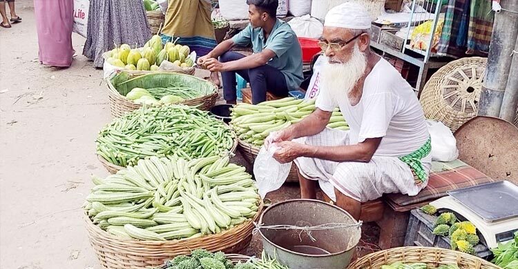 ময়মনসিংহে কমছে সবজি-মুরগির দাম