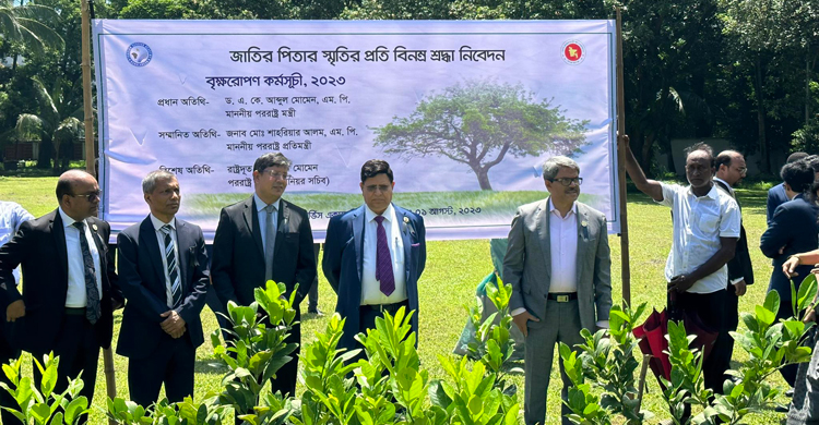 শোকাবহ আগস্ট উপলক্ষে ফরেন সার্ভিস একাডেমিতে বৃক্ষরোপণ