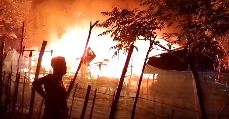 মোংলায় আগুনে পুড়লো বসতঘর, দগ্ধ ৪