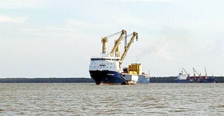 Heavy-lift vessel docks at Mongla Port