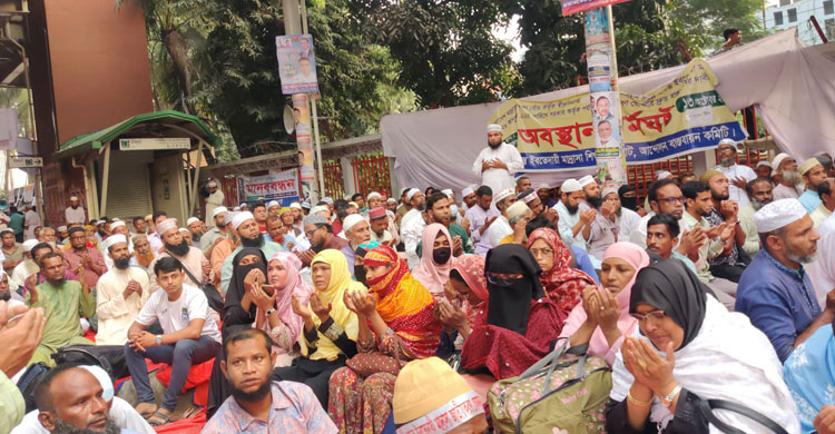 পুলিশের অ্যাকশনের মুখে সম্মিলিত মোনাজাতে ইবতেদায়ি শিক্ষকরা