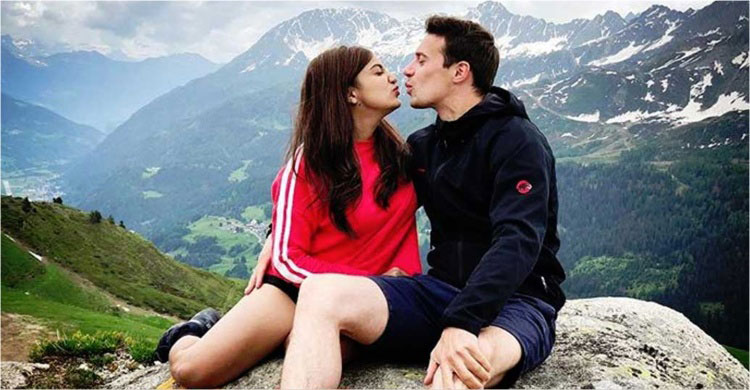 মোনালির সংসারে ভাঙনের সুর