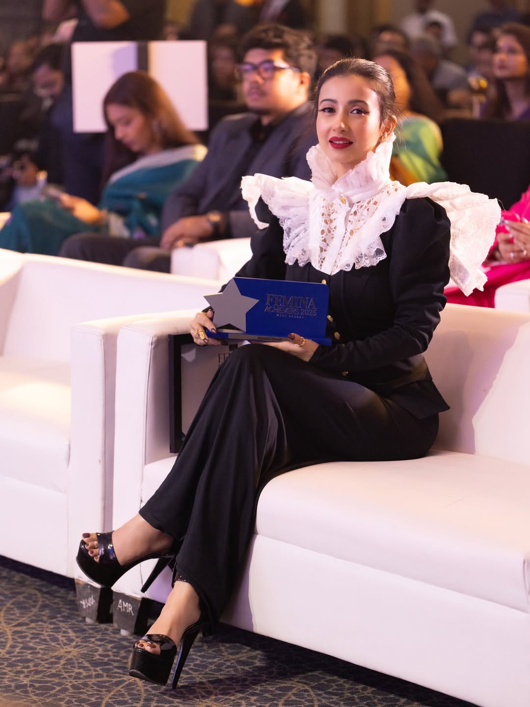 কালো ভিনটেজ সাজে মনামীর রাজকীয় উপস্থিতি