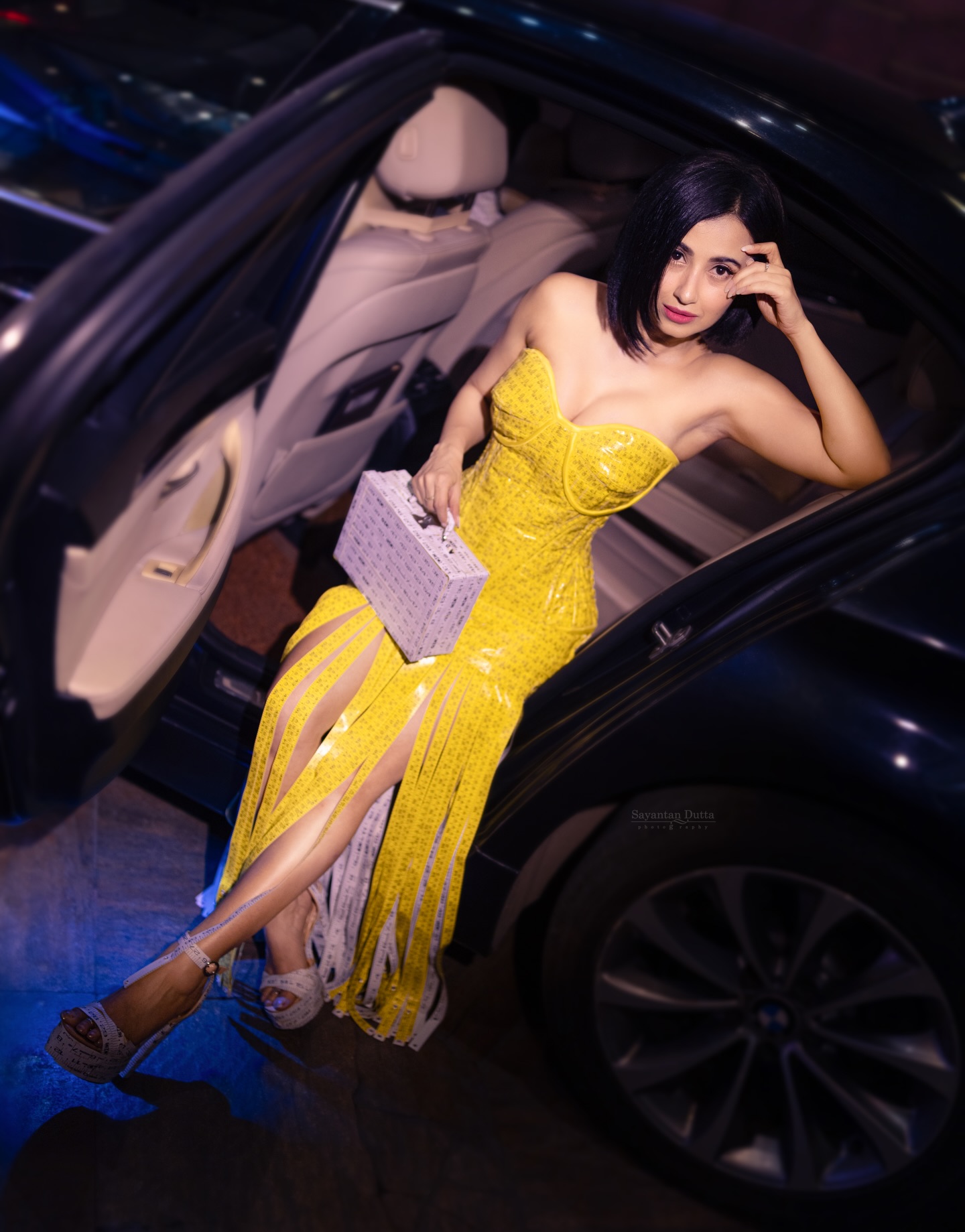 মেজারিং টেপ ড্রেসে মনামীর ভাইরাল লুক