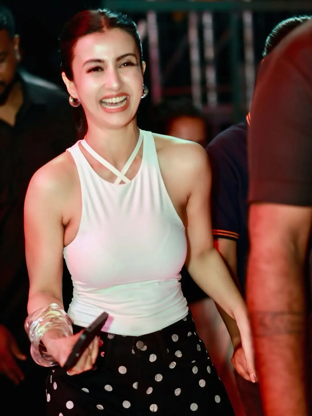 জেন-জি ভাইবে উষ্ণতা ছড়াচ্ছেন মনামী