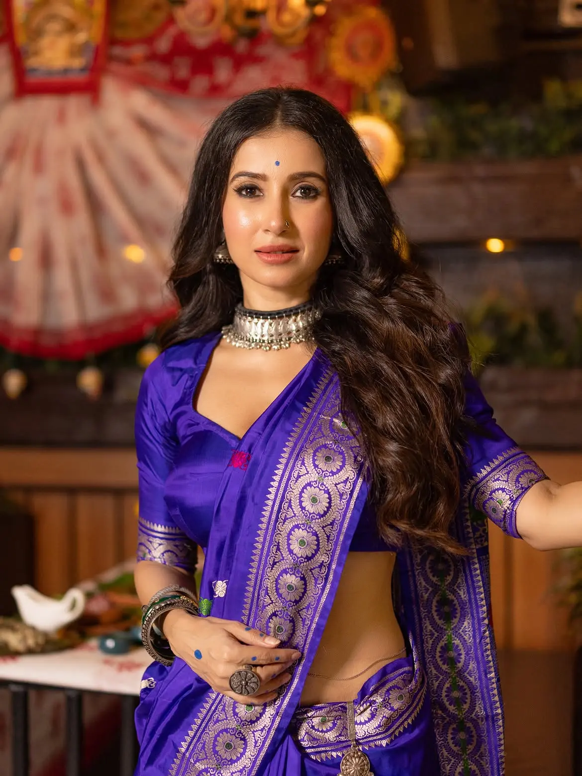 নীল বেনারসিতে অপরূপ মনামী