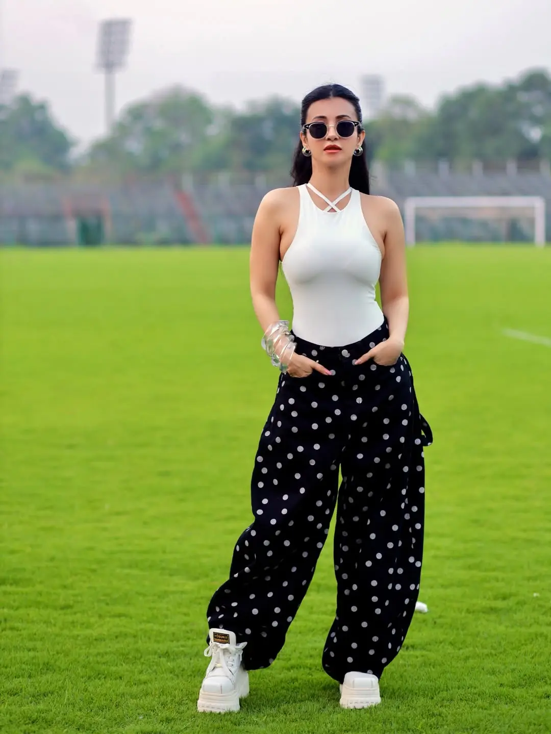 জেন-জি ভাইবে উষ্ণতা ছড়াচ্ছেন মনামী