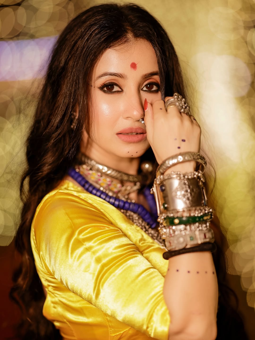 হলুদ-নীলে মনামীর ঐতিহ্যবাহী ফ্যাশন ঝলক