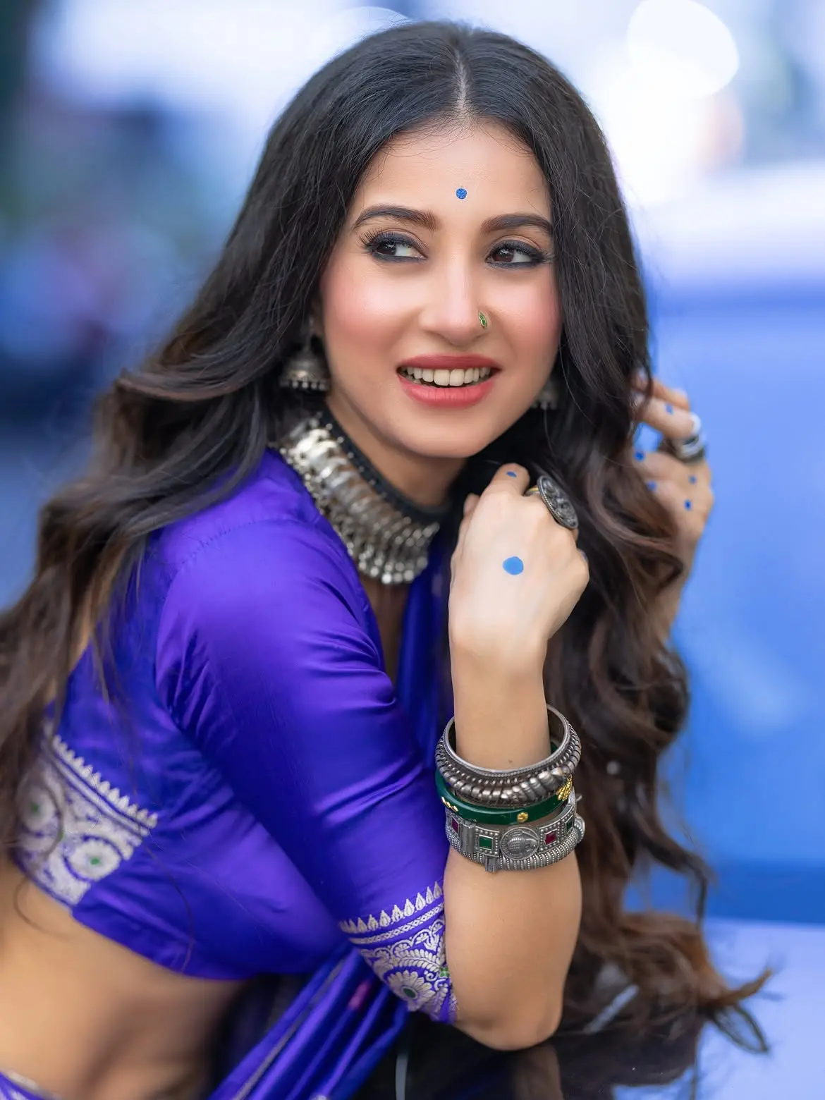 নীল বেনারসিতে অপরূপ মনামী