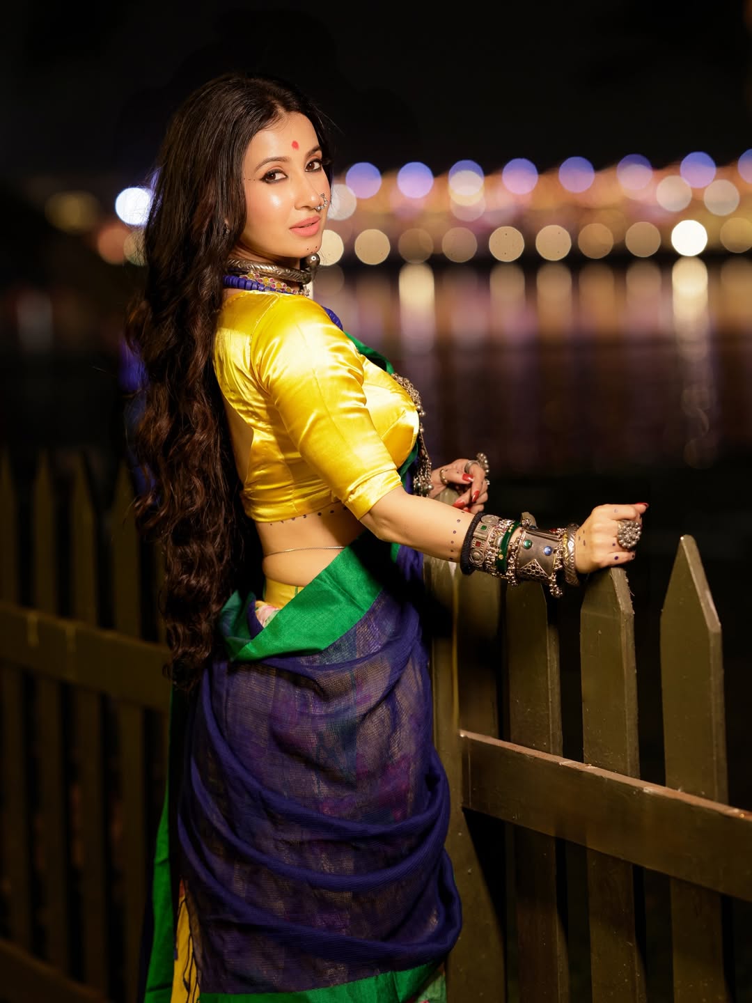 হলুদ-নীলে মনামীর ঐতিহ্যবাহী ফ্যাশন ঝলক