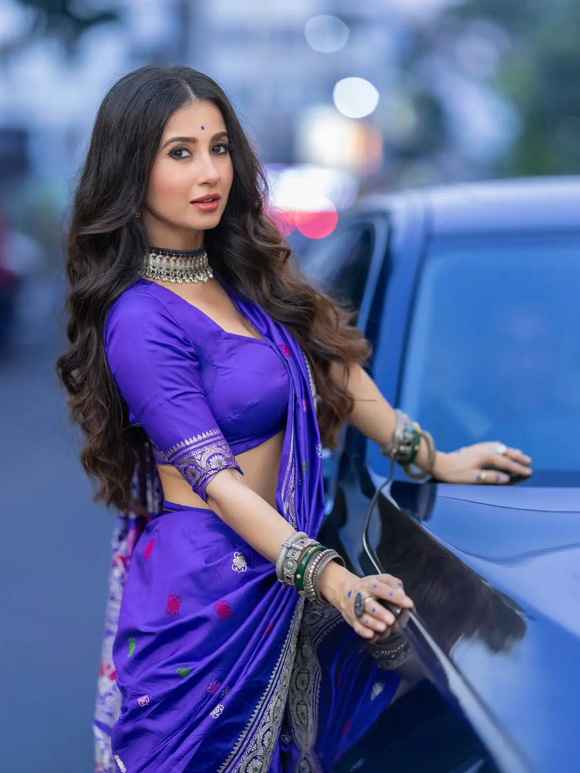 নীল বেনারসিতে অপরূপ মনামী