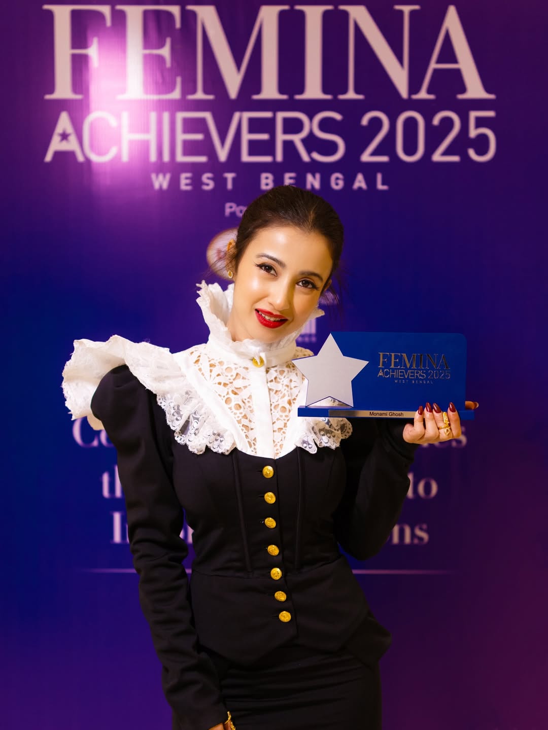 কালো ভিনটেজ সাজে মনামীর রাজকীয় উপস্থিতি