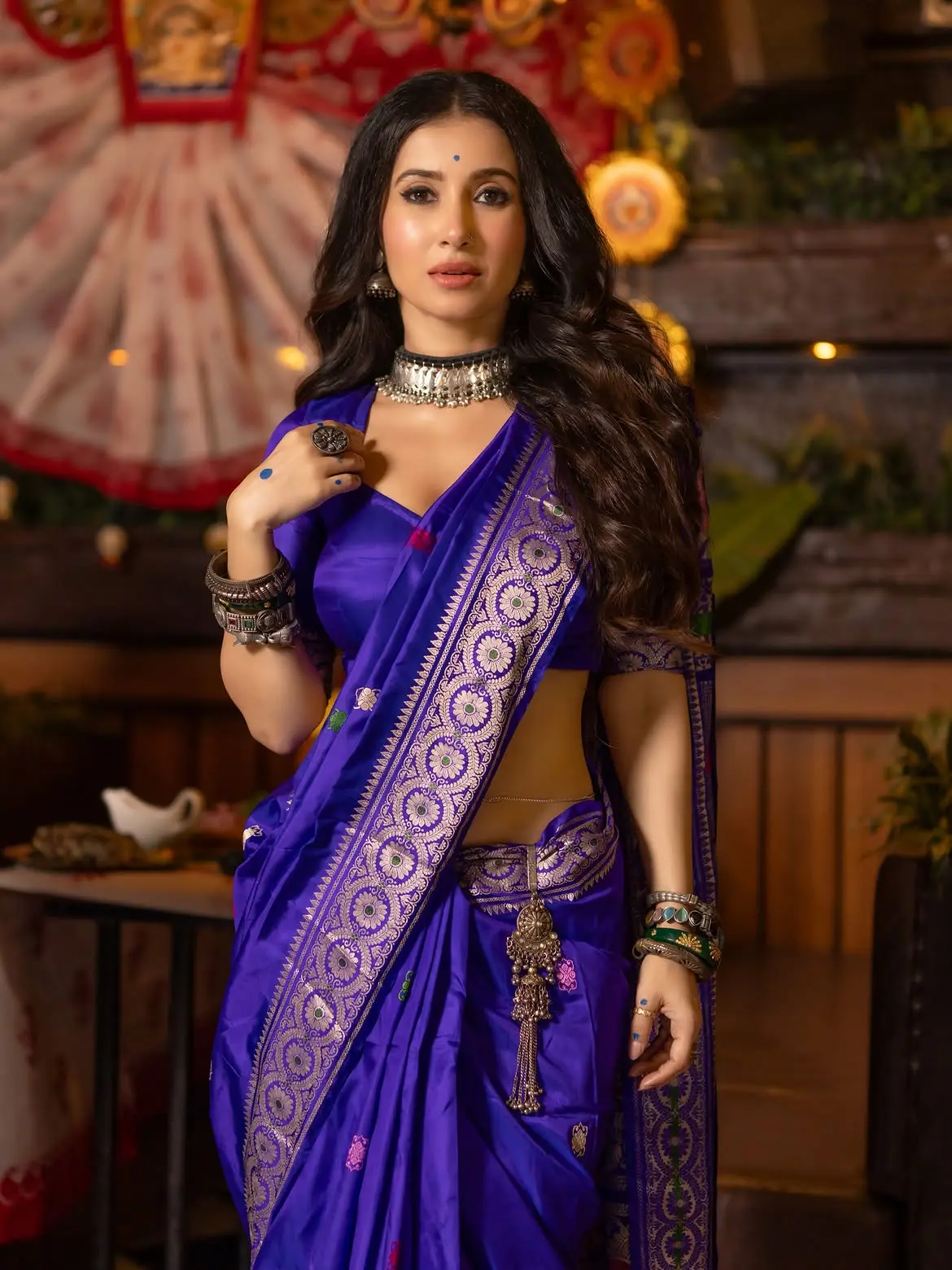 নীল বেনারসিতে অপরূপ মনামী