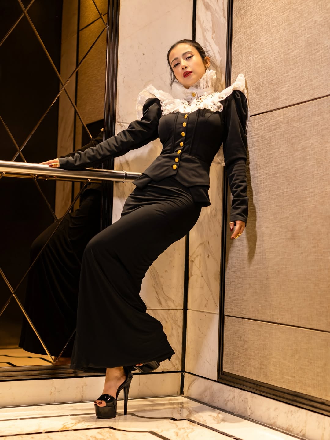 কালো ভিনটেজ সাজে মনামীর রাজকীয় উপস্থিতি