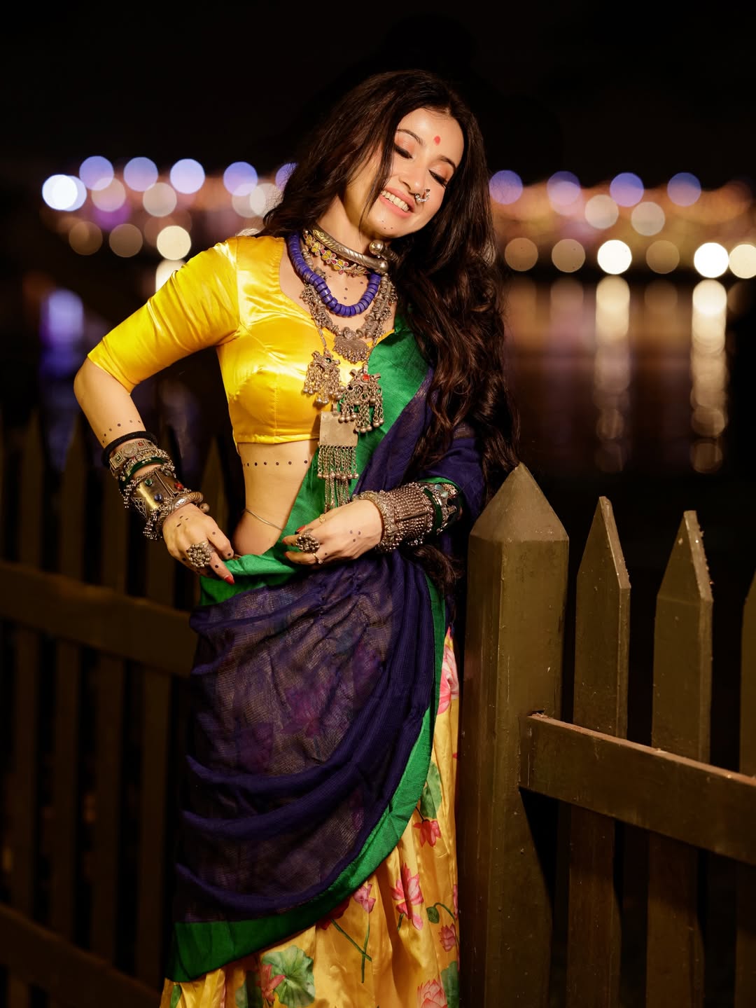 হলুদ-নীলে মনামীর ঐতিহ্যবাহী ফ্যাশন ঝলক