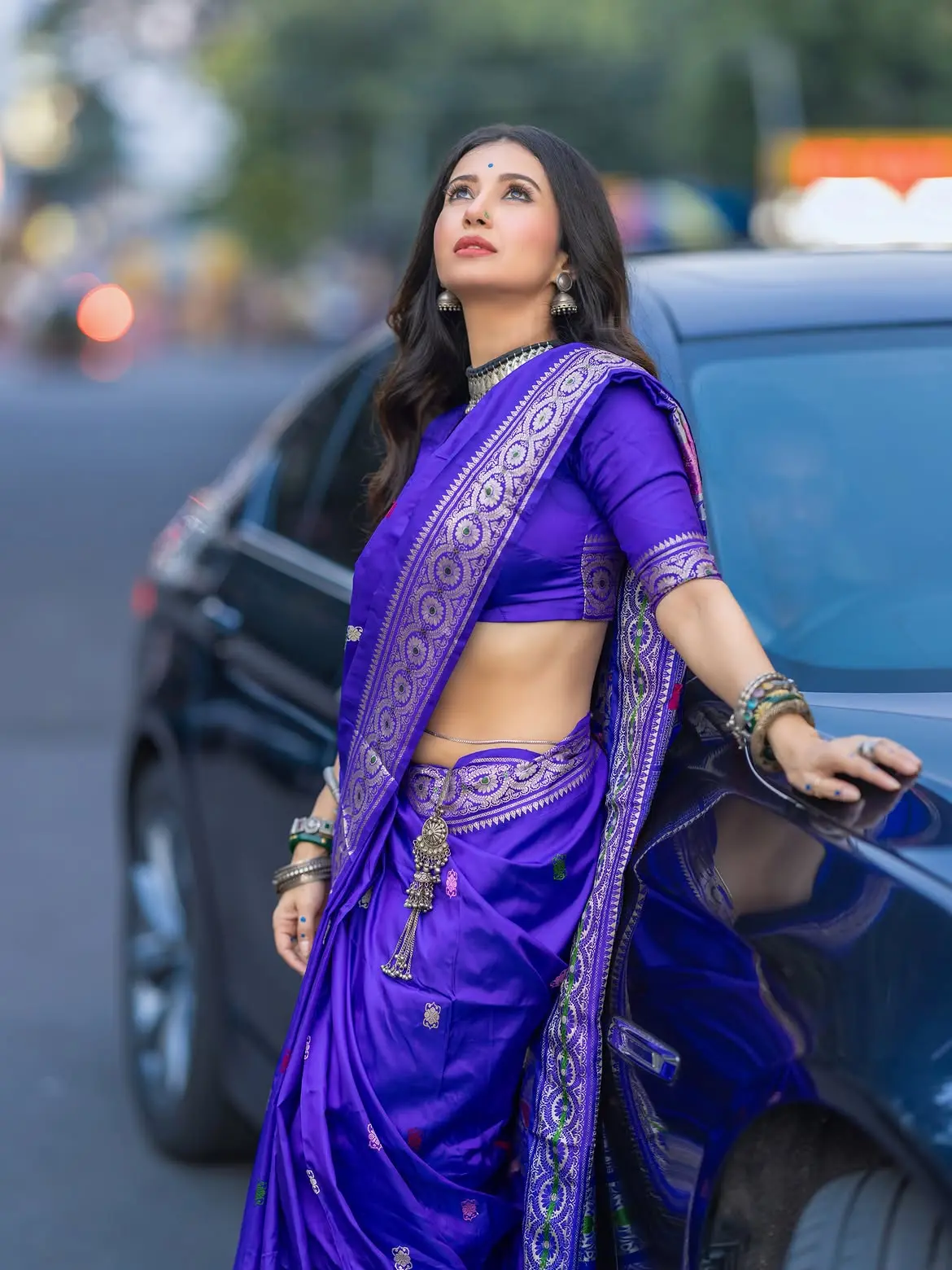 নীল বেনারসিতে অপরূপ মনামী