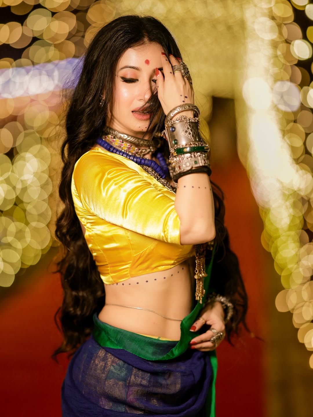 হলুদ-নীলে মনামীর ঐতিহ্যবাহী ফ্যাশন ঝলক