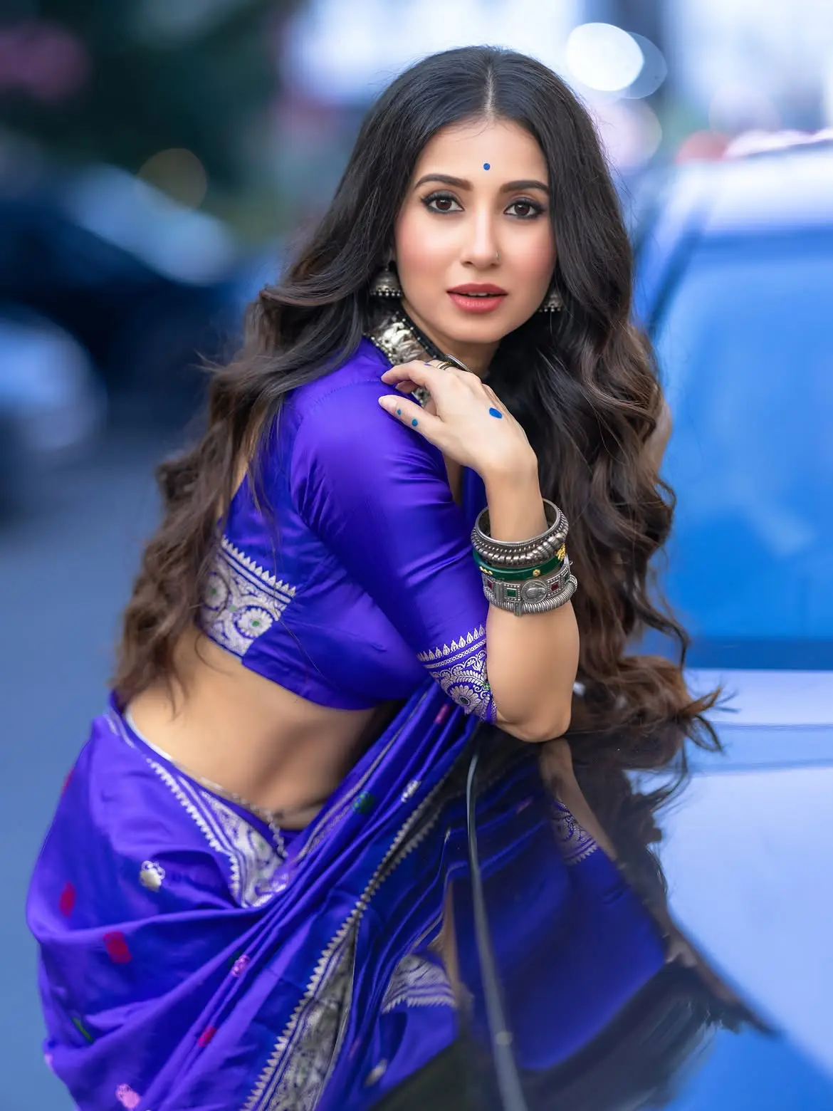 নীল বেনারসিতে অপরূপ মনামী