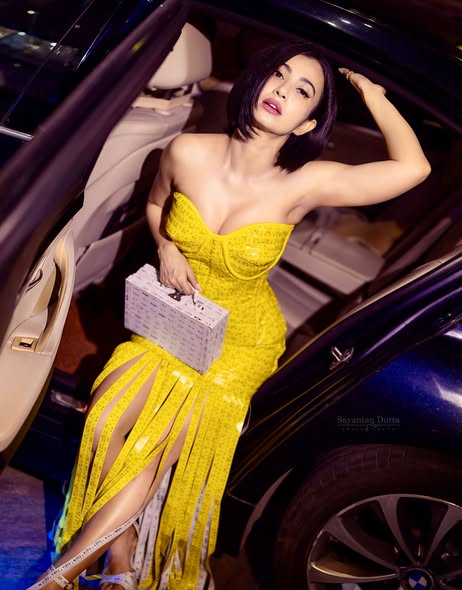 মেজারিং টেপ ড্রেসে মনামীর ভাইরাল লুক