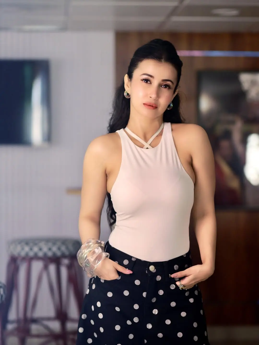 জেন-জি ভাইবে উষ্ণতা ছড়াচ্ছেন মনামী