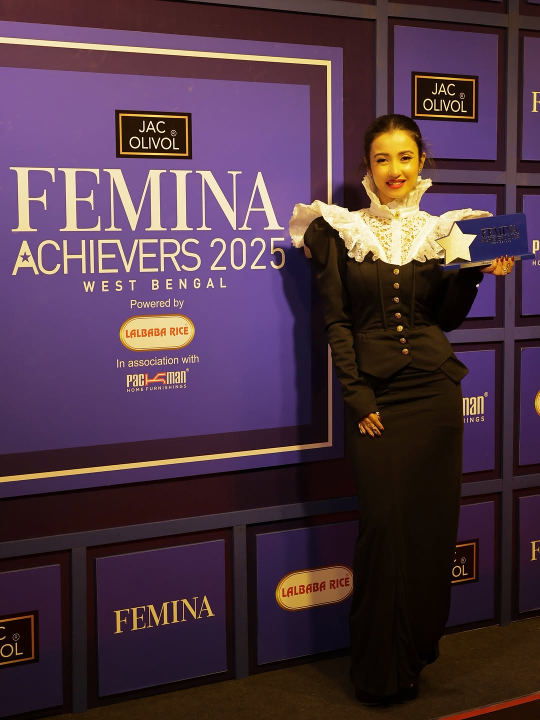 কালো ভিনটেজ সাজে মনামীর রাজকীয় উপস্থিতি