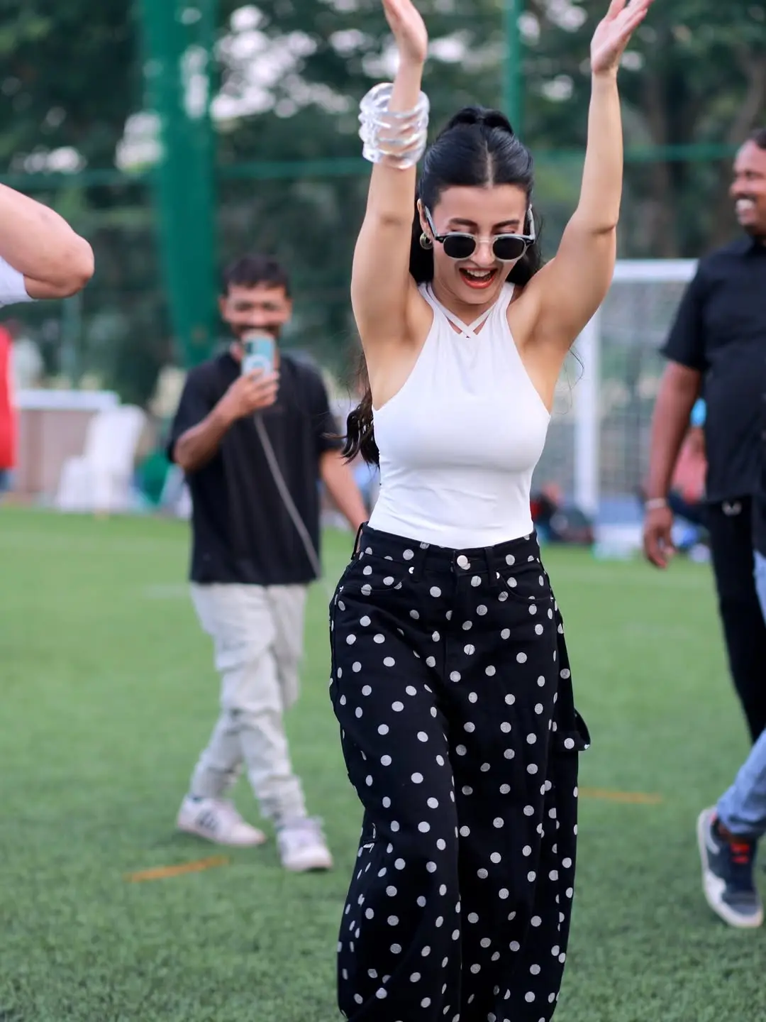 জেন-জি ভাইবে উষ্ণতা ছড়াচ্ছেন মনামী