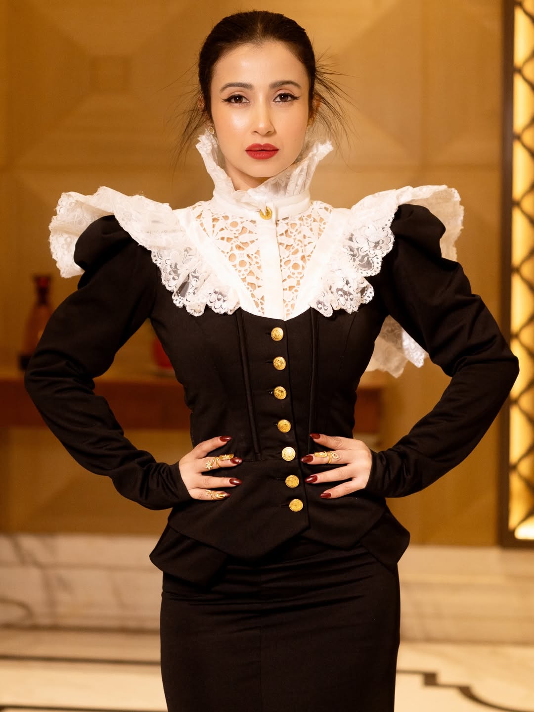 কালো ভিনটেজ সাজে মনামীর রাজকীয় উপস্থিতি