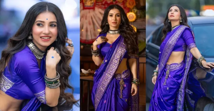 নীল বেনারসিতে অপরূপ মনামী