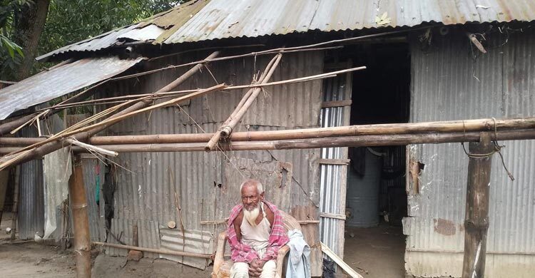 এক হাজার টাকার জন্য বৃদ্ধের ঘরের টিন খুলে নিলেন পাওনাদার