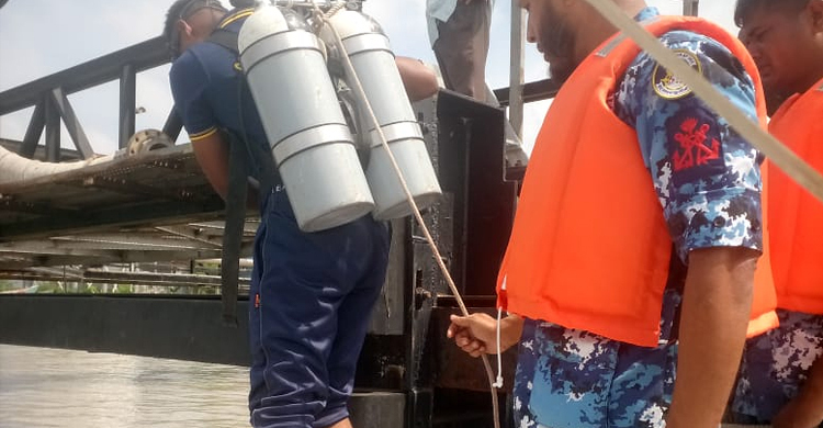 মোংলায় জাহাজ পর্যবেক্ষণে নেমে নদীতে পড়ে গ্রিজার নিখোঁজ