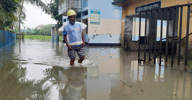 মোংলায় দুই হাজার ঘরবাড়িতে পানি, তলিয়ে গেছে ৭২০ চিংড়ি ঘের