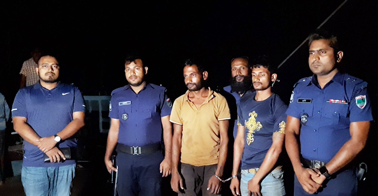 মোংলায় বিদেশি জাহাজ থেকে চুরি করা তেলসহ আটক ২