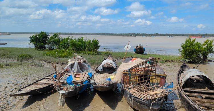 বছরজুড়ে নিষেধাজ্ঞার জালে জর্জরিত উপকূলের জেলেরা