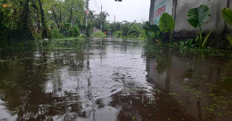 বৃষ্টিতে মোংলায় জলাবদ্ধতা, দুর্ভোগ চরমে