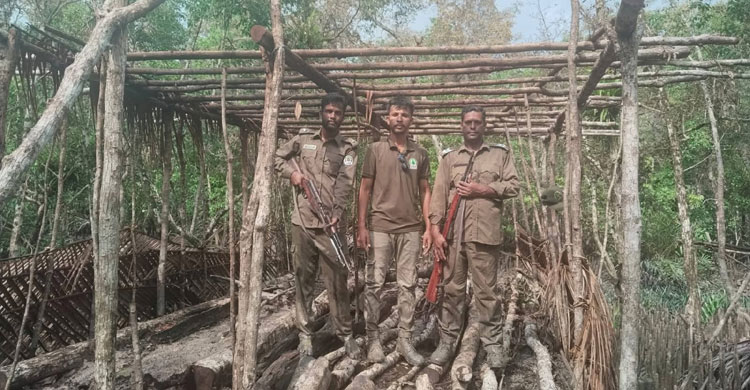 নিষিদ্ধ সময়ে বিষ দিয়ে মাছ ধরে আগুনে পুড়িয়ে শুঁটকি