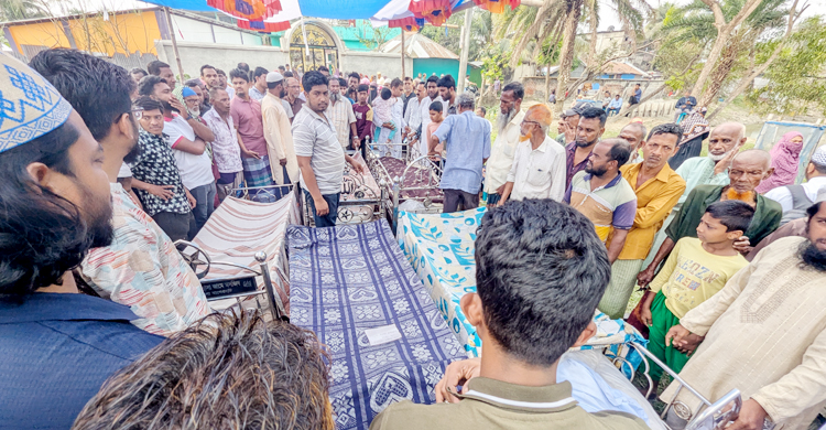 মোংলায় এক উঠানে নয় মরদেহ। মরদেহের খবরে ছুটে এসেছেন আত্মীয়স্বজন ও নিকট-দূর প্রতিবেশীরাও। সবার কান্নায় পৌর শহরের সাত্তার লেনের বাড়িটিতে এখন শোকের মাতম চলছে