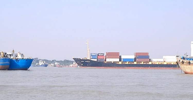 মোংলায় জাহাজ থেকে গম-সার-কয়লা খালাস ব্যাহত হচ্ছে