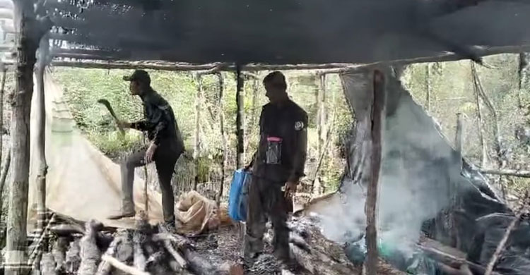 নিষিদ্ধ সময়ে বিষ দিয়ে মাছ ধরে আগুনে পুড়িয়ে শুঁটকি