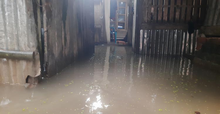 বৃষ্টিতে মোংলায় জলাবদ্ধতা, দুর্ভোগ চরমে