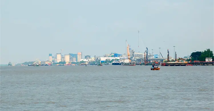 জ্বালানি সংকটে বন্ধ শত শত লাইটার জাহাজ, বিপাকে আমদানিকারকরা