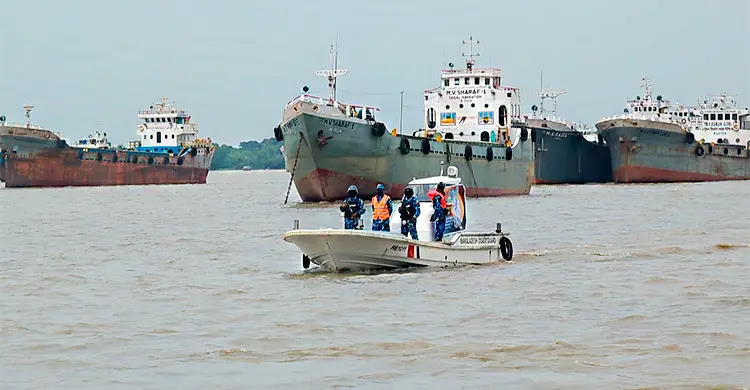 জ্বালানি সংকটে বন্ধ শত শত লাইটার জাহাজ, বিপাকে আমদানিকারকরা
