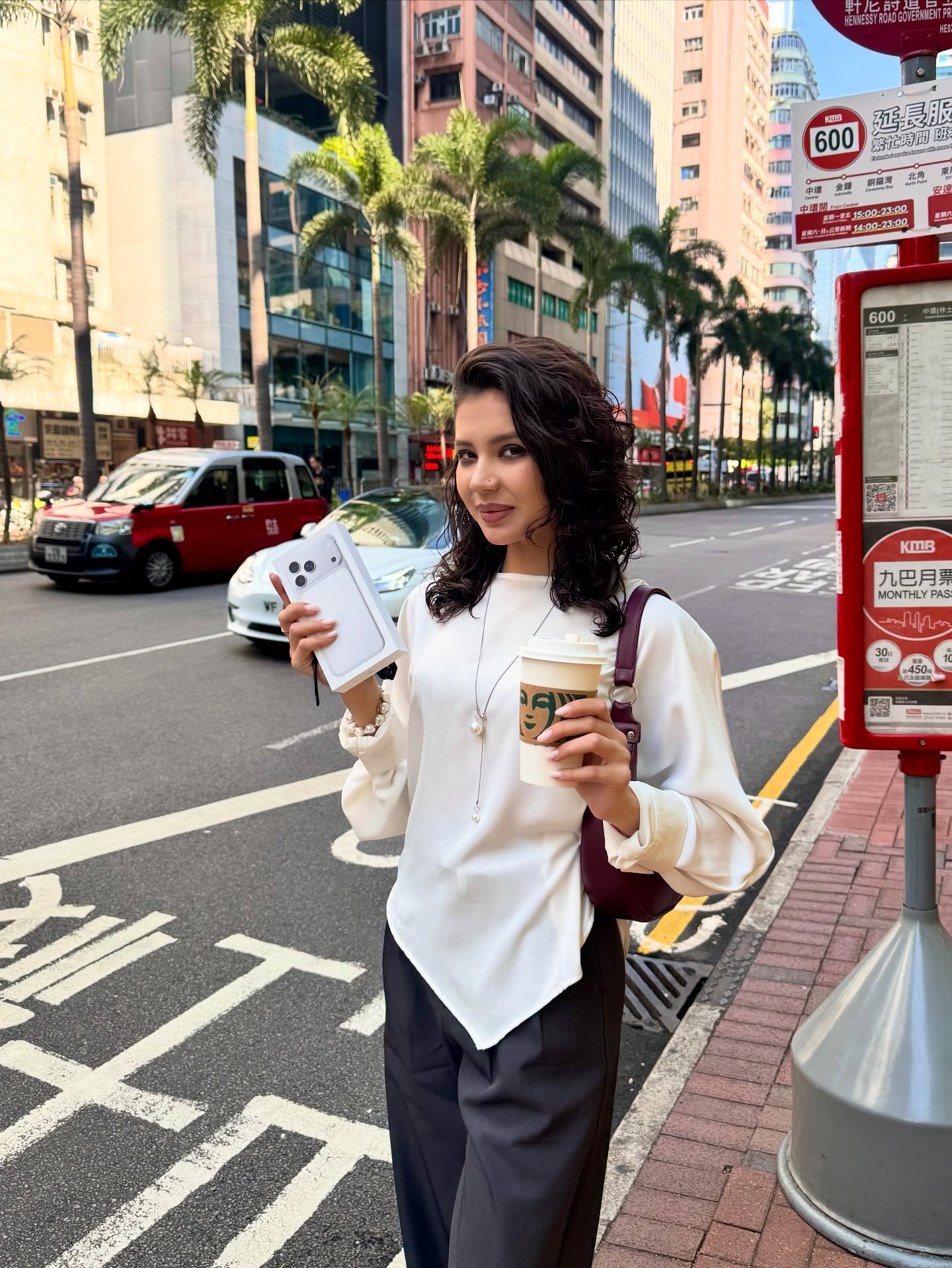 কে এই মনিকা